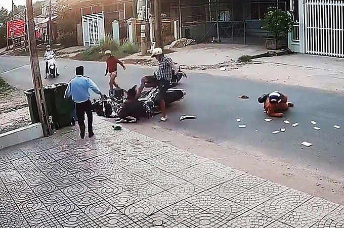 Bình Dương: Triệu tập nam thanh niên đánh nữ sinh sau va chạm giao thông