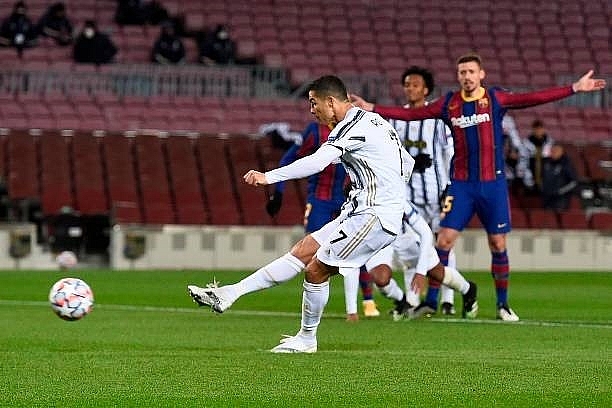 Ronaldo giúp Juventus đánh bại Barca, chiếm ngôi đầu bảng ở Champion League