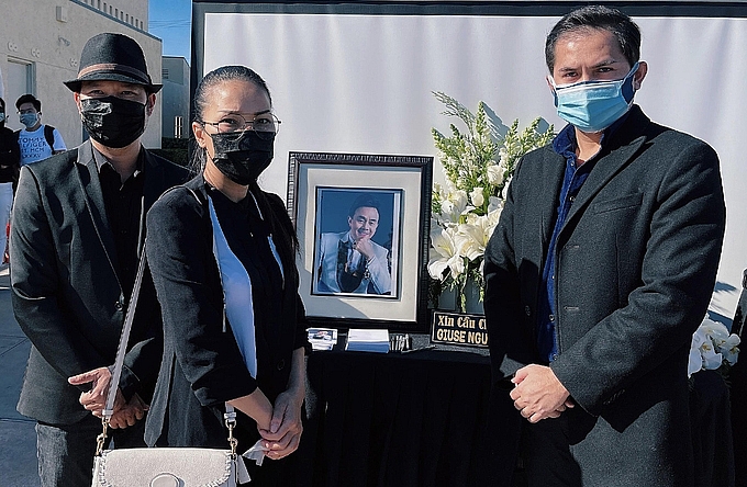 Nhiều nghệ sĩ, khán giả nghẹn ngào tiễn biệt danh hài Chí Tài