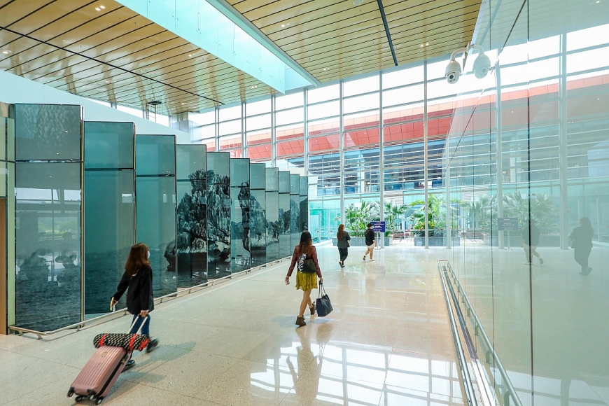 Những bức bình phong lớn mang biểu tượng vịnh Hạ Long được đặt dọc hai bên sảnh đi