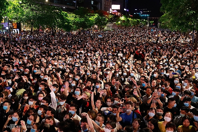 Người dân cả nước đổ ra đường chào đón năm mới 2021