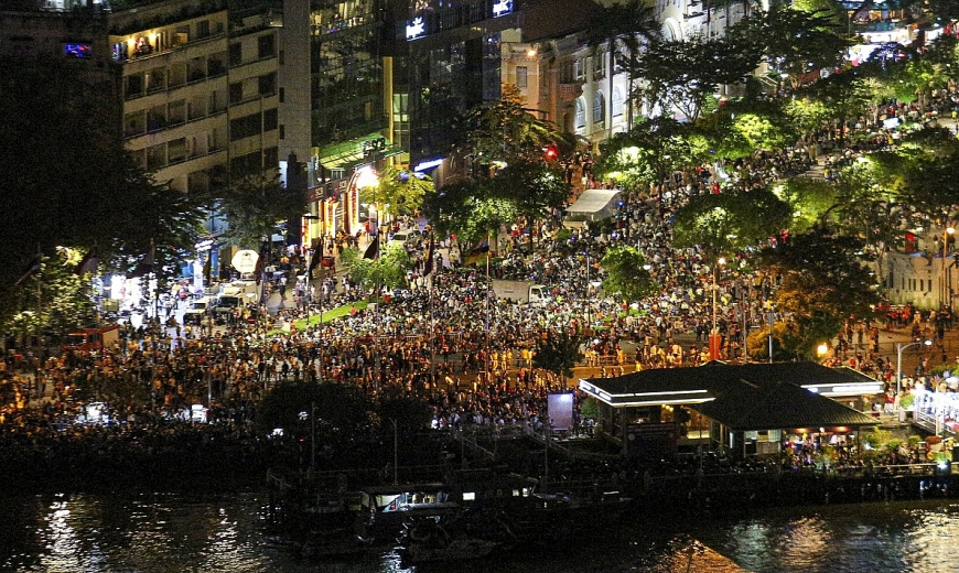 Người dân cả nước đổ ra đường chào đón năm mới 2021