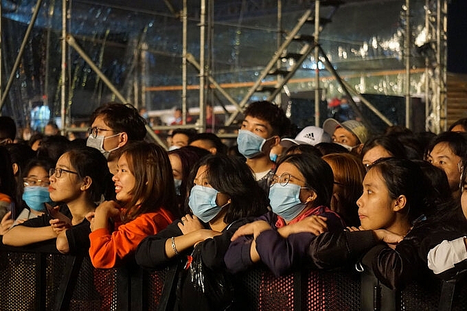 Người dân cả nước đổ ra đường chào đón năm mới 2021