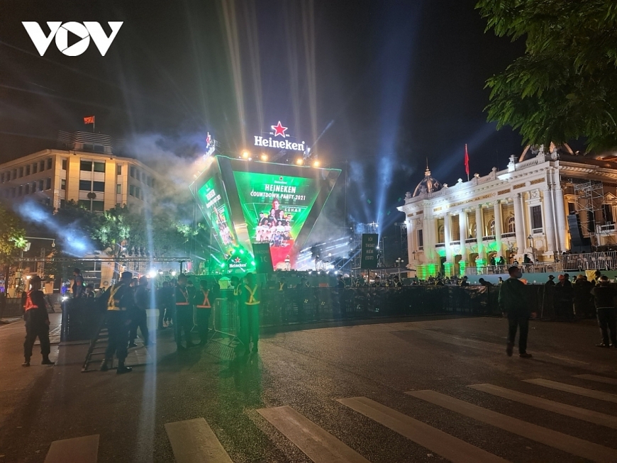 Người dân cả nước đổ ra đường đón năm mới