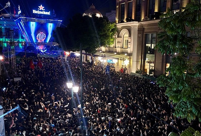 Người dân cả nước đổ ra đường đón năm mới