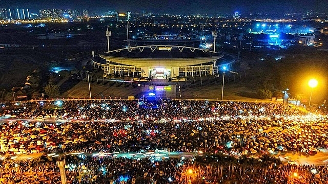 Người dân cả nước đổ ra đường đón năm mới