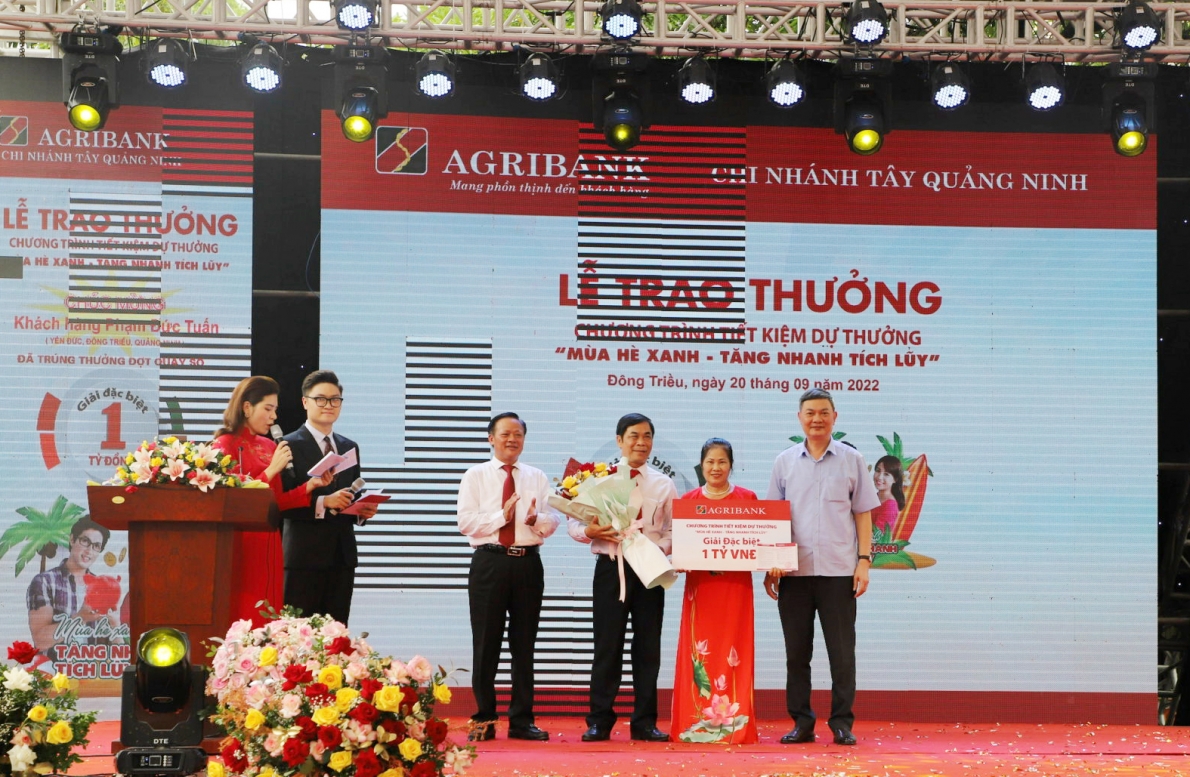 Agribank trao sổ Tiết kiệm 01 tỷ đồng cho khách hàng trúng giải Đặc biệt Chương trình “Mùa hè Xanh – Tăng nhanh tích lũy”