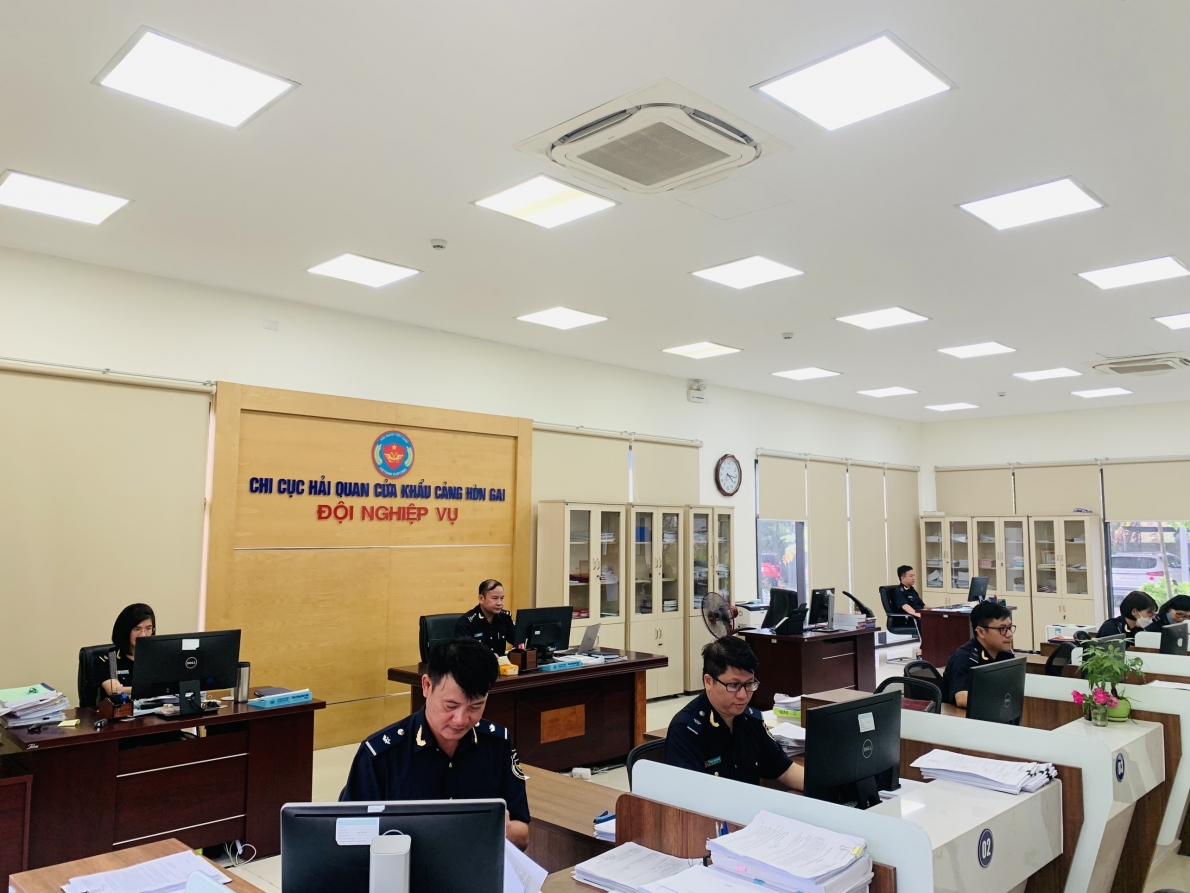 Chi cục Hải quan Cửa khẩu cảng Hòn Gai thu ngân sách đạt gần 7.200 tỷ đồng