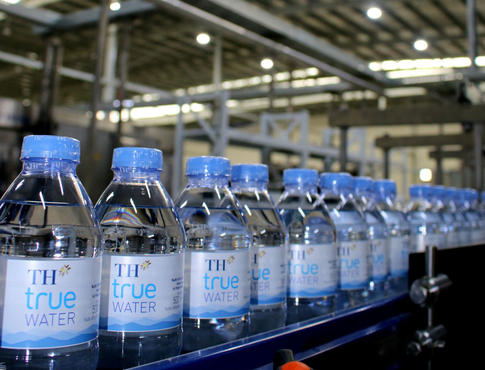 Những chai nước tinh khiết TH true WATER tinh tế, được sản xuất từ nguồn nước ngầm ho&agrave;n to&agrave;n thi&ecirc;n nhi&ecirc;n. D&ograve;ng nước ngầm được khai th&aacute;c từ c&aacute;c tầng đ&aacute; n&uacute;i lửa cổ s&acirc;u trong l&ograve;ng đất Nghĩa Đ&agrave;n, Nghệ An.