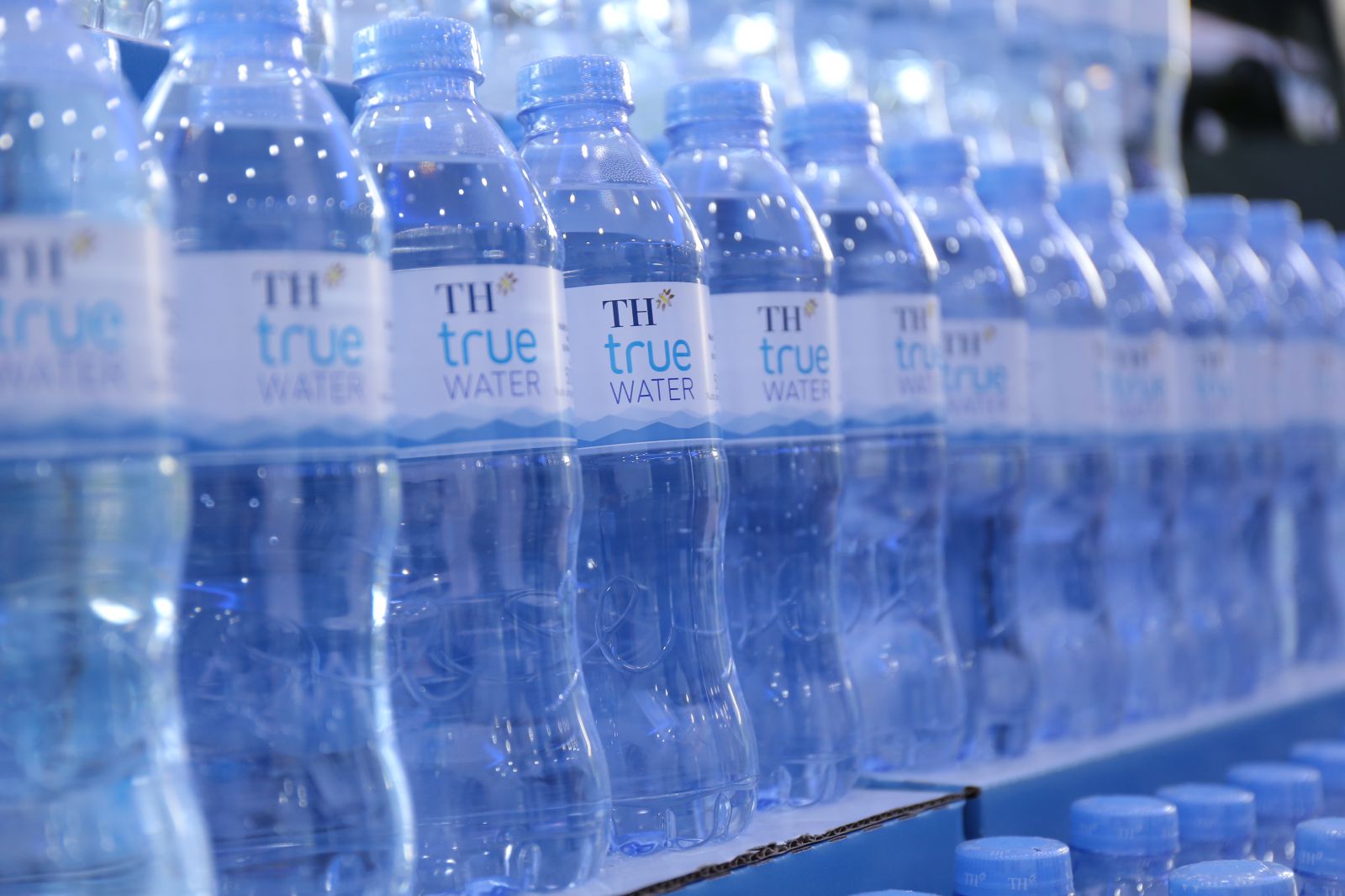 Nước tinh khiết TH true WATER l&agrave; sản phẩm tốt cho sức khỏe với c&ocirc;ng nghệ ti&ecirc;n tiến từ ch&acirc;u &Acirc;u v&agrave; nguồn nước ngầm đặc biệt qu&yacute; trong l&ograve;ng những tầng đ&aacute; cổ n&uacute;i lửa triệu năm.
