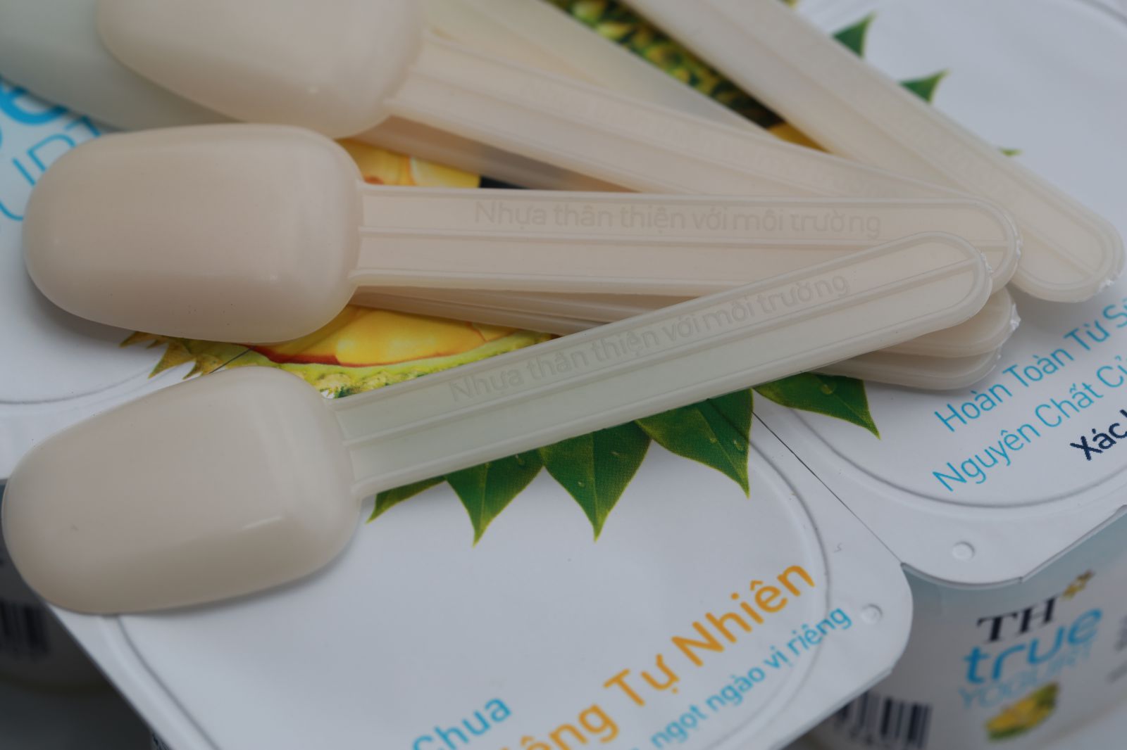 Loại th&igrave;a sữa chua mới của Tập đo&agrave;n TH kh&ocirc;ng những đem tới cho người ti&ecirc;u d&ugrave;ng sự an t&acirc;m trọn vẹn, m&agrave; c&ograve;n l&agrave; cơ hội chung tay sống xanh, bảo vệ m&ocirc;i trường qua việc giảm &ocirc; nhiễm nhựa.