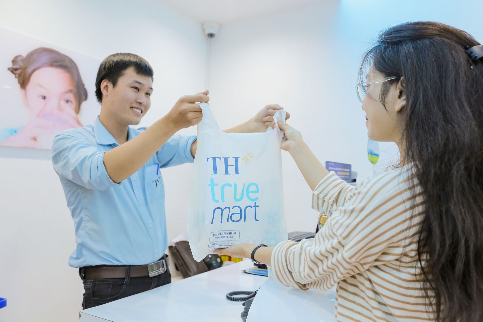To&agrave;n bộ t&uacute;i sử dụng tại hệ thống cửa h&agrave;ng TH true mart cũng được l&agrave;m từ chất liệu th&acirc;n thiện với m&ocirc;i trường