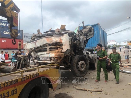 Xe đầu kéo tông sập 2 căn nhà tại Quy Nhơn, lái xe tử vong trong cabin