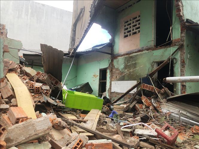 Hai căn nh&agrave; của người d&acirc;n ở phường Hải Cảng, th&agrave;nh phố Quy Nhơn, tỉnh B&igrave;nh Định, bị xe đầu k&eacute;o t&ocirc;ng sập.