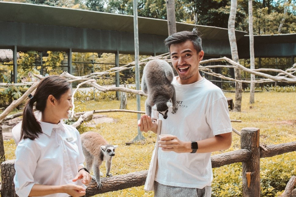 L&yacute; Th&agrave;nh Cơ cho vượn c&aacute;o ăn với sự hướng dẫn tận t&igrave;nh của nh&acirc;n vi&ecirc;n chăm s&oacute;c