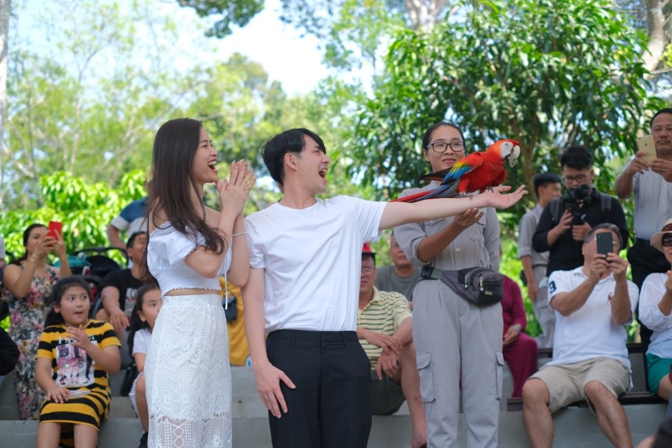 Vương quốc chim khiến c&aacute;c du kh&aacute;ch h&agrave;o hứng với những m&agrave;n biểu diễn t&agrave;i năng