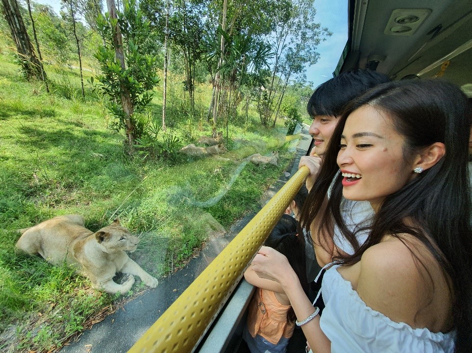 Diệu Nhi, Đ&ocirc;ng Nhi &amp; &Ocirc;ng Cao Thắng phấn kh&iacute;ch trải nghiệm &ldquo;nhốt người thả th&uacute;&rdquo;
