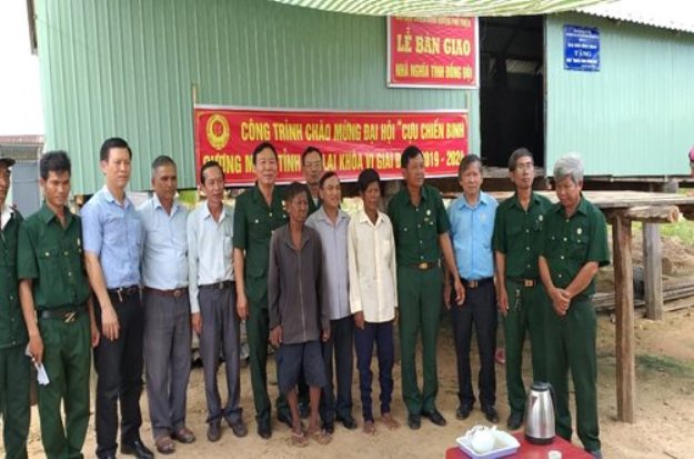 B&agrave;n giao nh&agrave; t&igrave;nh nghĩa cho đồng đội kh&oacute; khăn về nh&agrave; ở