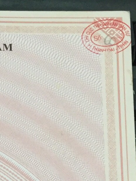 D&acirc;́u bút lục Chi cục Thi hành án d&acirc;n sự Thanh Oai đóng tr&ecirc;n GCNQSDĐ đóng tr&ecirc;n góc của s&ocirc;̉ đỏ