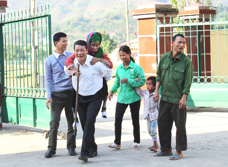 Chủ tịch Hội NCT x&atilde; Vi Văn L&ugrave;, c&otilde;ng cụ N&igrave;u Thị S&acirc;m l&ecirc;n nhận qu&agrave;