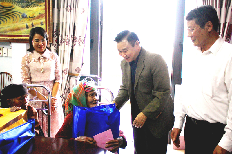 Ph&oacute; Chủ tịch Ng&ocirc; Trọng Vịnh tặng qu&agrave; NCT kh&oacute; khăn x&atilde; Hợp Th&agrave;nh, TP L&agrave;o Cai