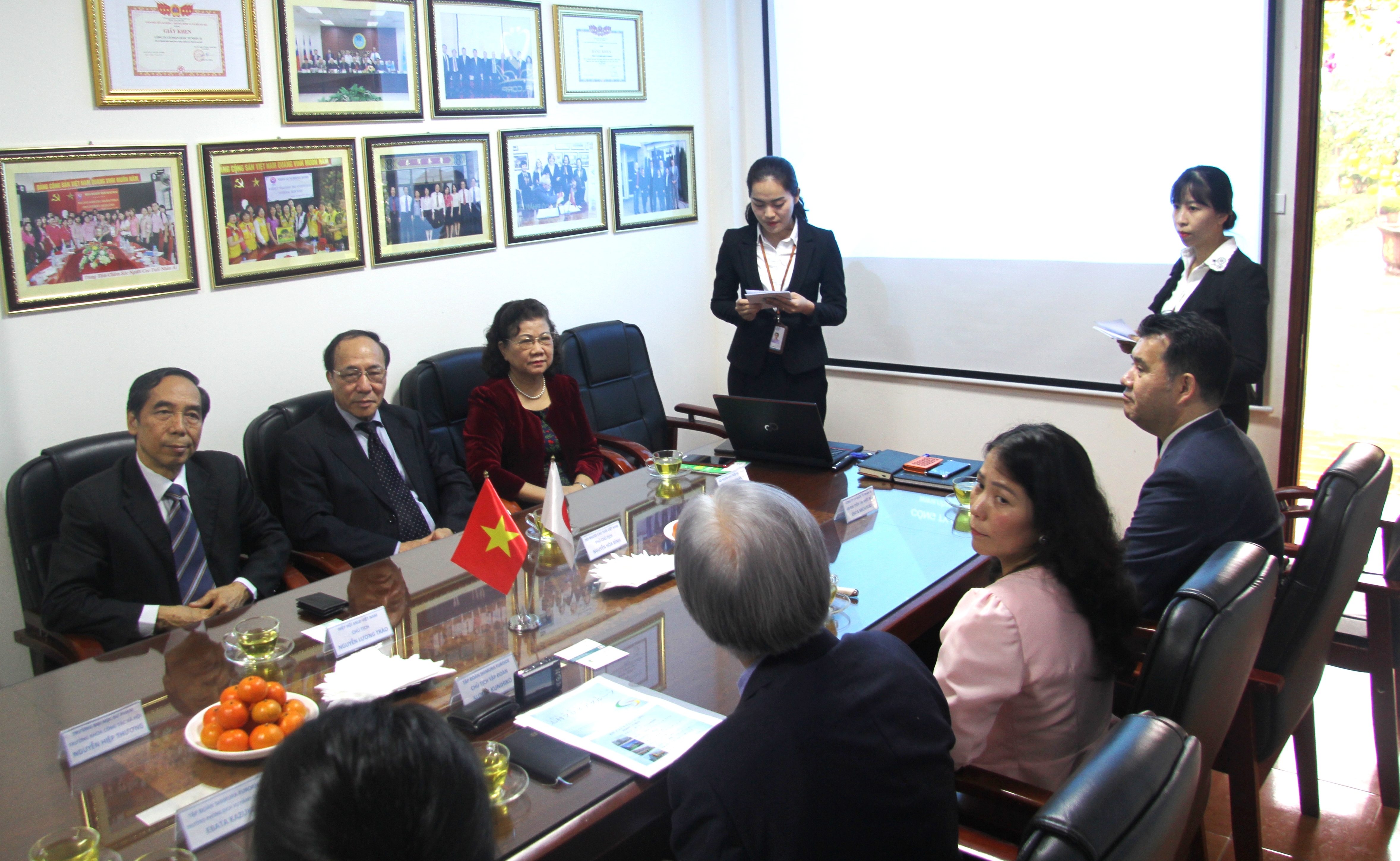 Hai b&ecirc;n trao đổi về năng lực v&agrave; nhu cầu hợp t&aacute;c