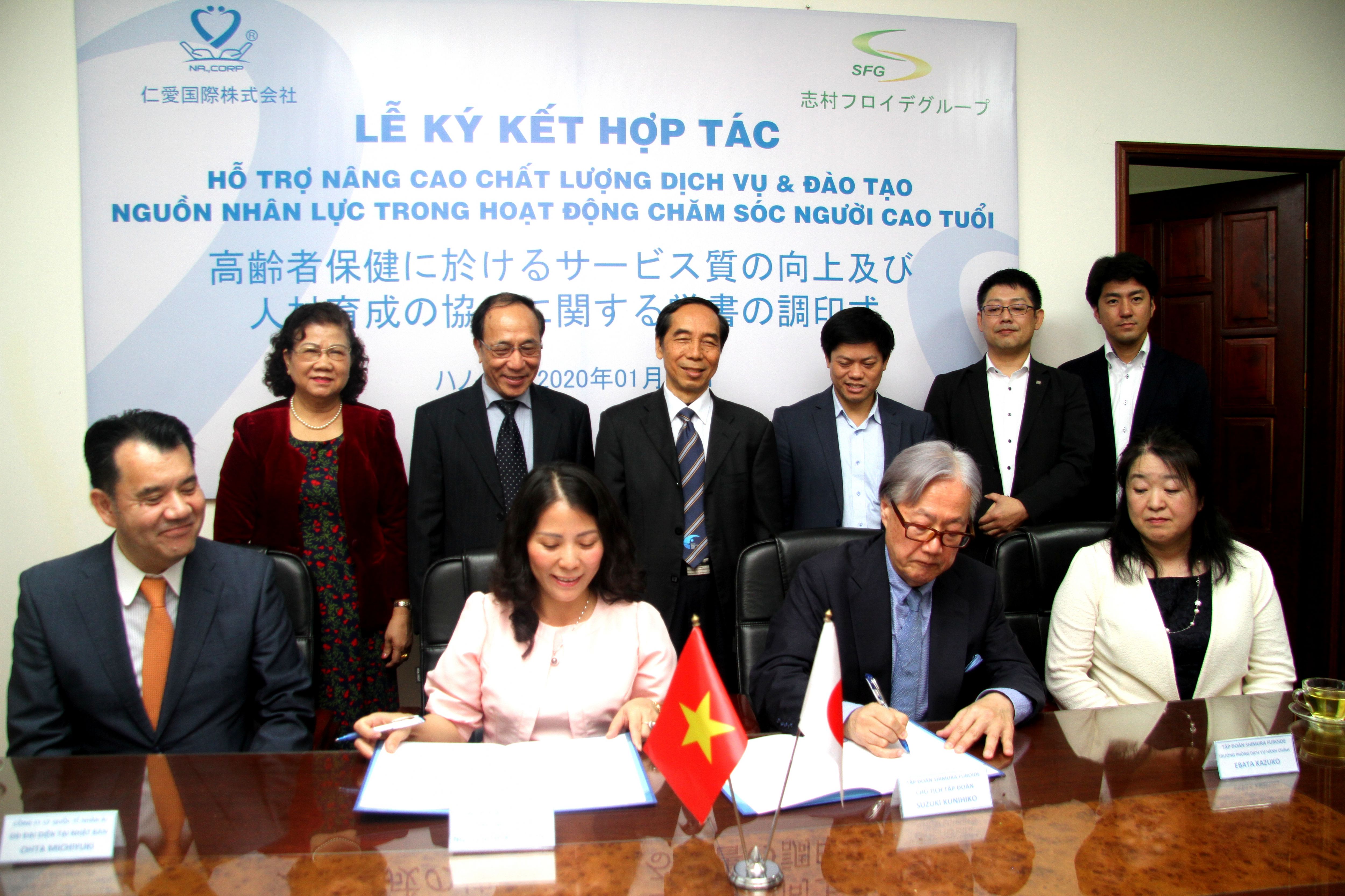 Tiến h&agrave;nh k&iacute; kết