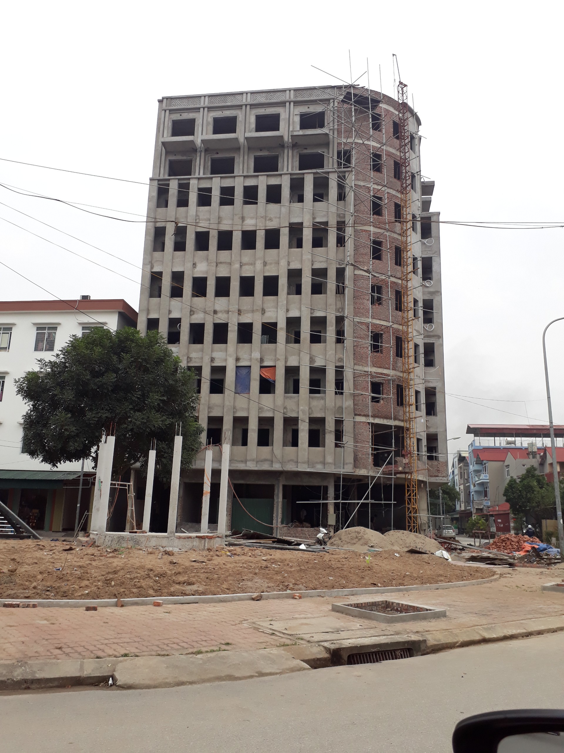 C&ocirc;ng tr&igrave;nh 9 tầng ngang nhi&ecirc;n x&acirc;y dựng khi chưa được cấp ph&eacute;p.