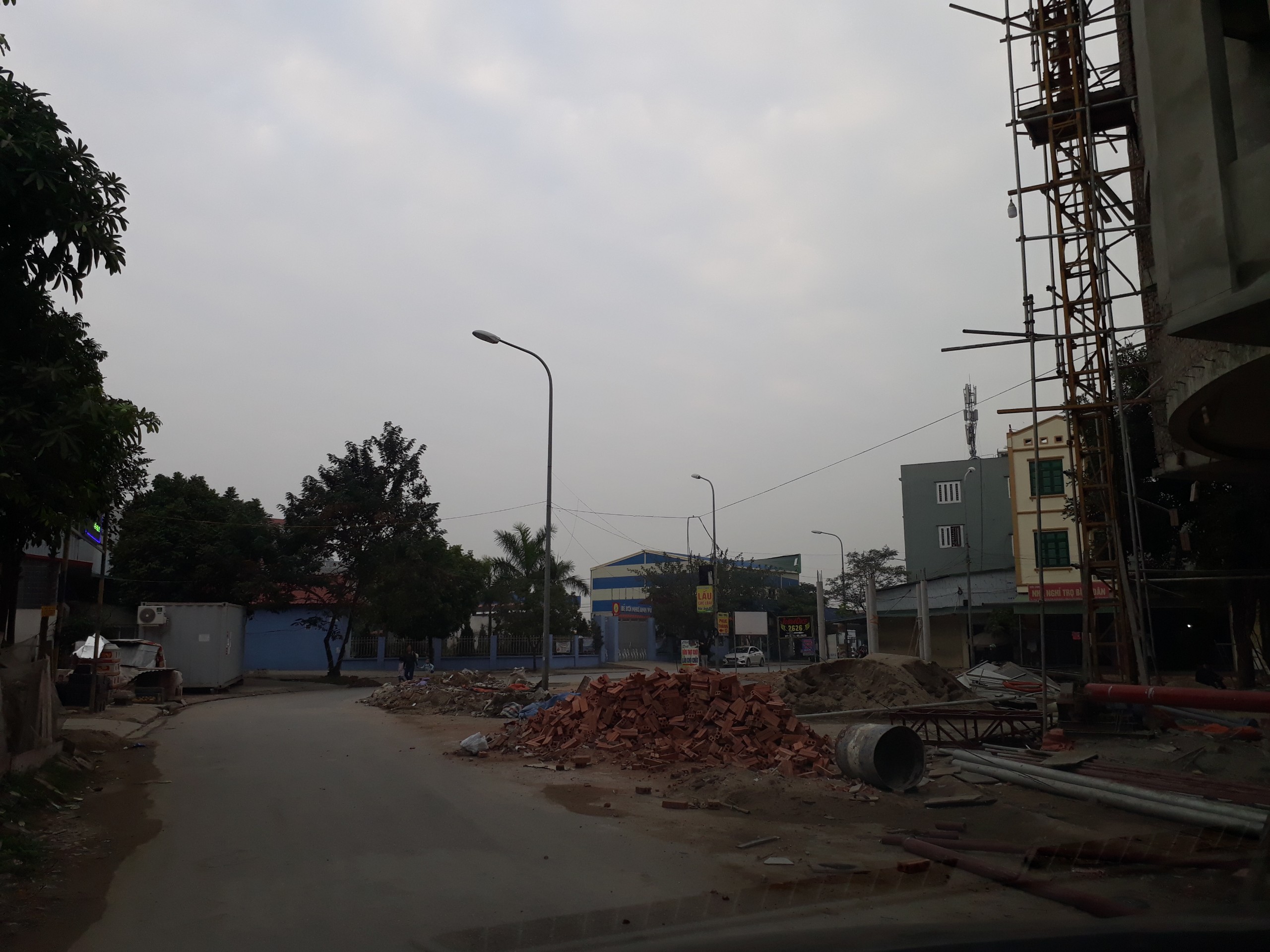 Xung quanh c&ocirc;ng tr&igrave;nh, đ&acirc;́t cát, gạch đá vứt bừa b&atilde;i lấn chiếm hết cả h&agrave;ng lang an to&agrave;n giao th&ocirc;ng.