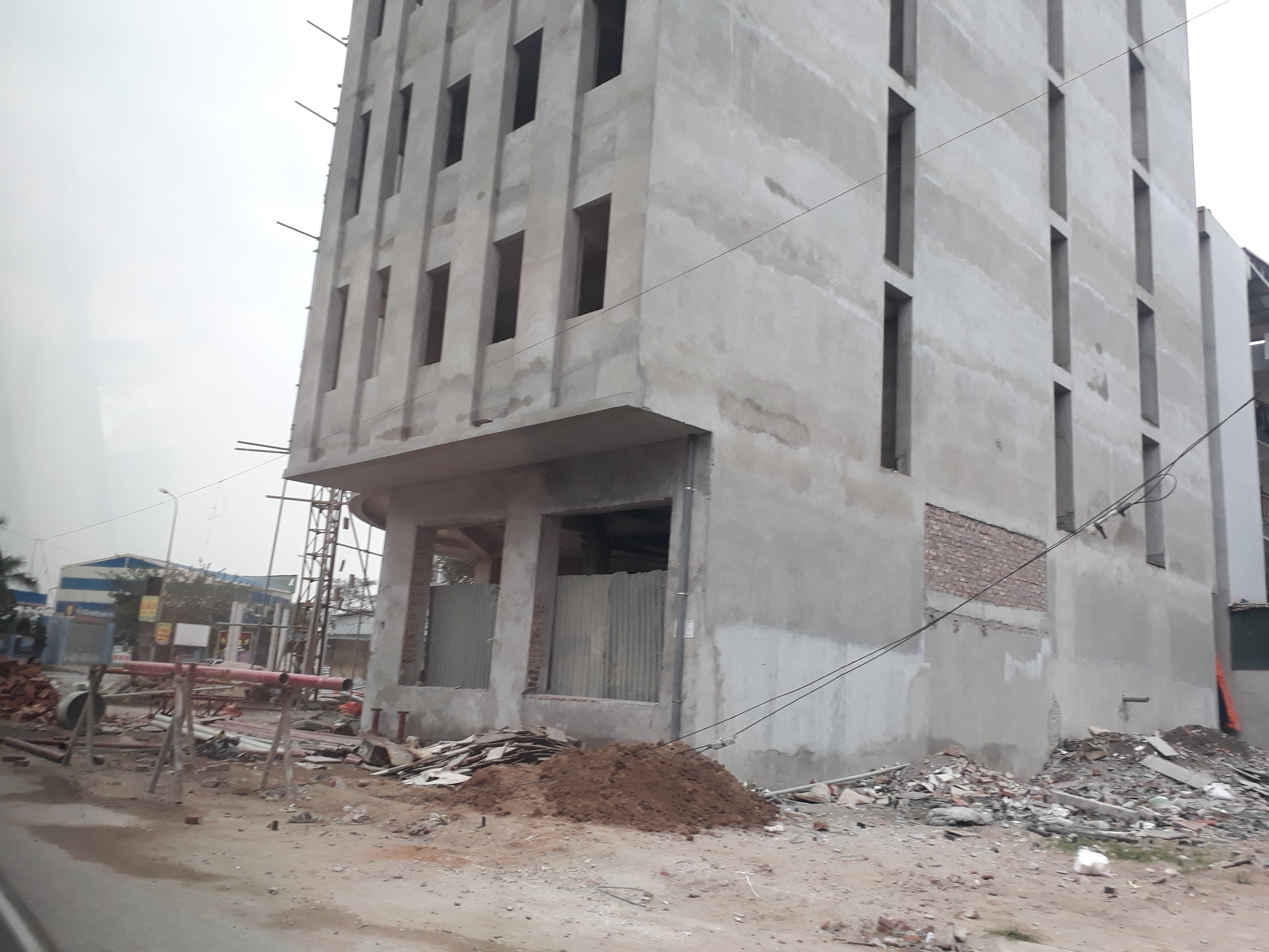 Theo quan sát của PV, c&ocirc;ng trình hi&ecirc;̣n v&acirc;̃n đang tri&ecirc;̉n khai hoàn thi&ecirc;̣n bình thường b&acirc;́t ch&acirc;́p bi&ecirc;n bản đình chỉ của UBND xã.