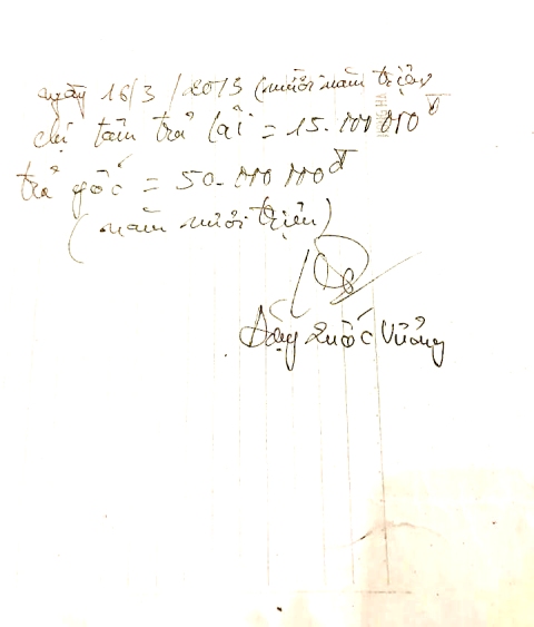 Giấy giao tiền trả l&atilde;i (15 triệu đồng) v&agrave; trả tiền gốc (50 triệu đồng) do &ocirc;ng Đặng Quốc Vương k&iacute; nhận, l&agrave; bằng chứng rất r&otilde; của việc vay mượn tiền