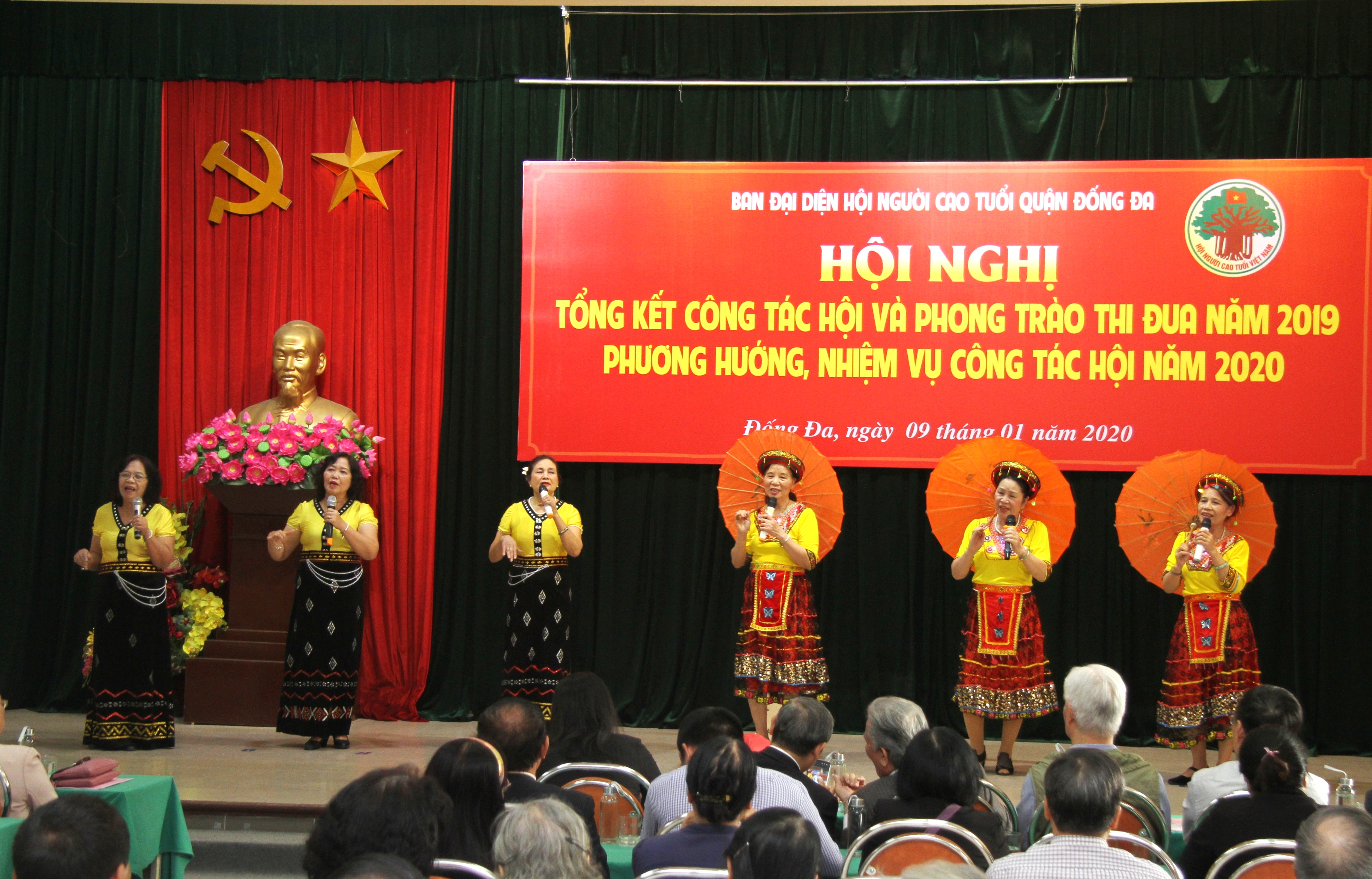 Văn nghệ ch&agrave;o mừng