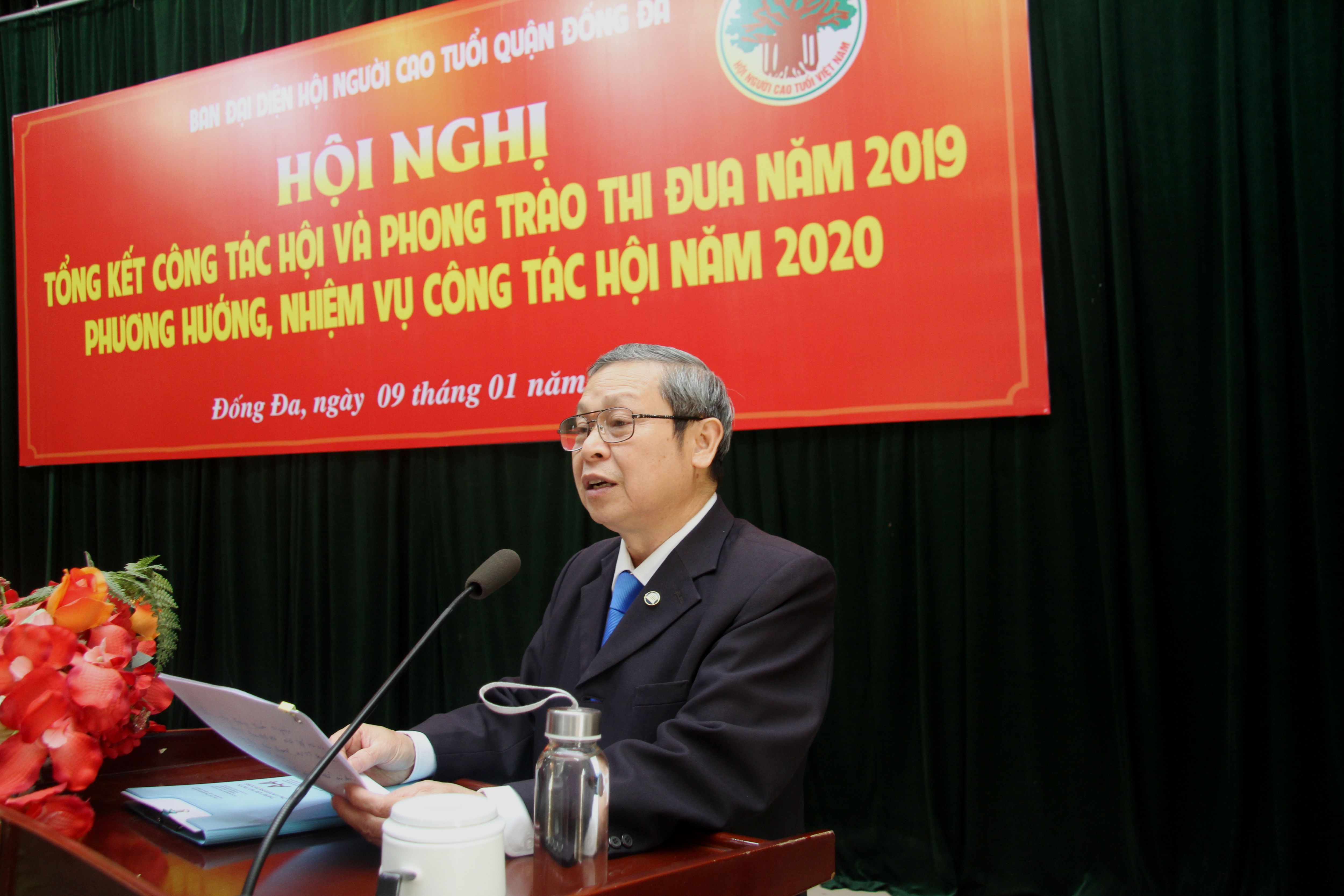 &Ocirc;ng B&ugrave;i Long H&ograve;a, Trưởng BĐD Hội NCT quận b&aacute;o c&aacute;o kết quả c&ocirc;ng t&aacute;c năm 2019