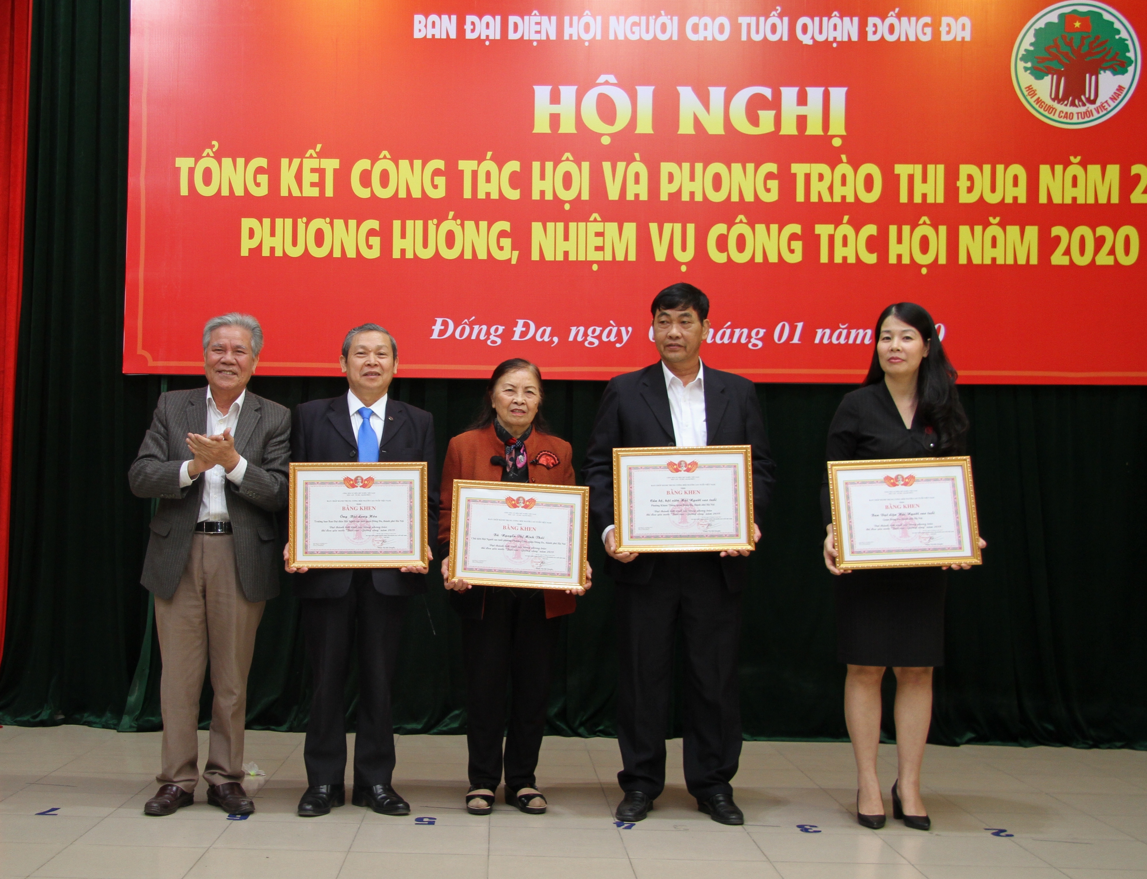 Khen thưởng c&aacute;c tập thể c&aacute; nh&acirc;n xuất sắc