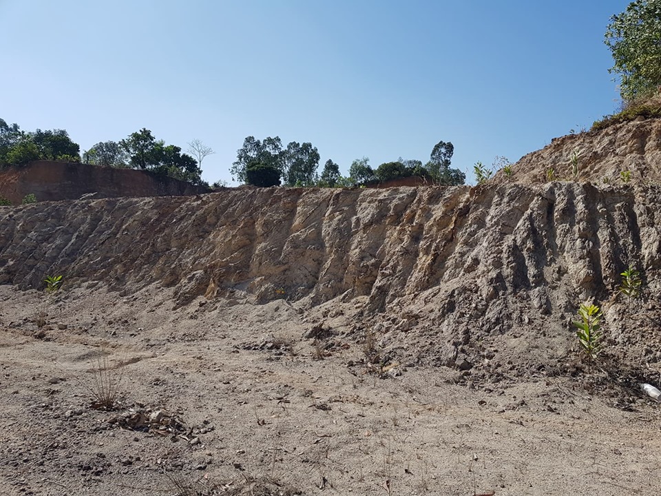 Người d&acirc;n tố nhiều t&agrave;i nguy&ecirc;n đất, s&eacute;t đang bị khai th&aacute;c qu&aacute; mức tại d&atilde;y n&uacute;i Dinh Sen. V&agrave; nhiều tỷ đồng đang bị thất tho&aacute;t tại đ&acirc;y, m&ocirc;i trường sinh th&aacute;i bị ảnh hưởng nghi&ecirc;m trọng