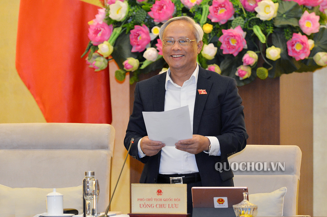 Ph&oacute; chủ tịch U&ocirc;ng Chu Lưu điều h&agrave;nh buổi bế mạc (Ảnh Quốc hội)