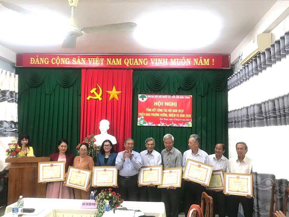 Đại diện Hội NCT tỉnh trao bằng khen cho c&aacute;c tập thể v&agrave; c&aacute; nh&acirc;n