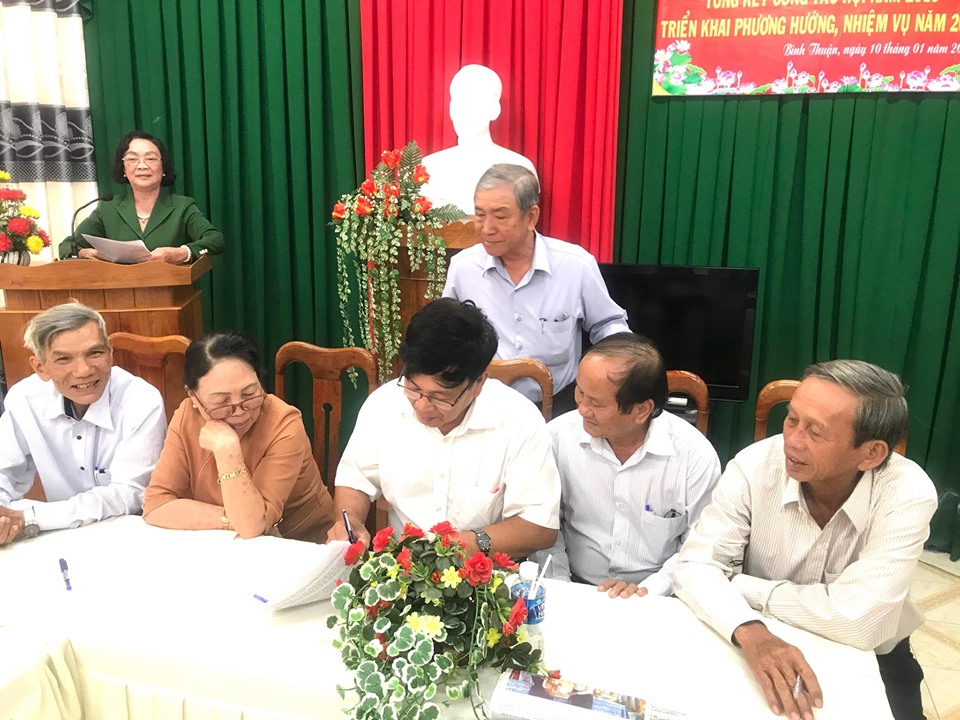 Đại diện l&atilde;nh đạo c&aacute;c huyện, th&agrave;nh phố, thị hội đ&atilde; k&iacute; kết giao ước thi đua cho năm 2020.