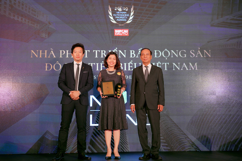 Đại diện Tập đo&agrave;n Novaland nhận giải thưởng Nh&agrave; ph&aacute;t triển bất động sản đ&ocirc; thị ti&ecirc;u biểu Việt Nam 2019