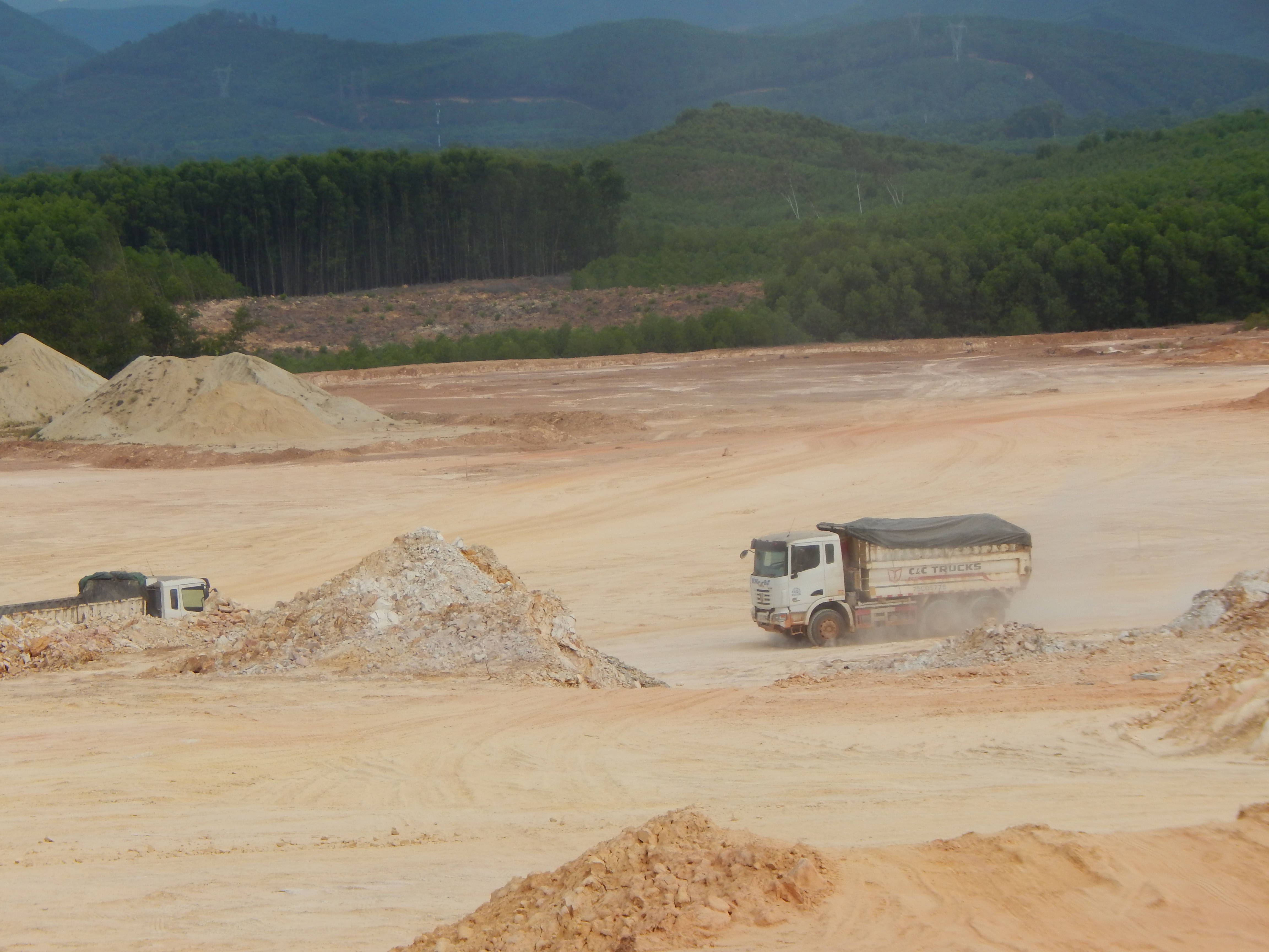 Xe hạng nặng tham gia hoạt động vận chuyển tại mỏ đất ở x&atilde; Phong An rất nhộn nhịp.