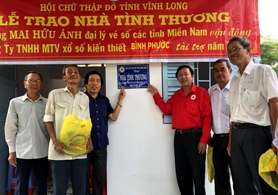 Trao nh&agrave; t&igrave;nh thương cho NCT ngh&egrave;o tỉnh Vĩnh Long. Ảnh IT
