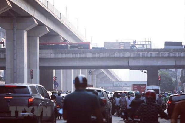 Mật độ c&aacute;c phương tiện tham gia giao th&ocirc;ng lớn ph&aacute;t sinh bụi g&acirc;y &ocirc; nhiễm kh&ocirc;ng kh&iacute;. (Ảnh: Th&agrave;nh Đạt/TTXVN)