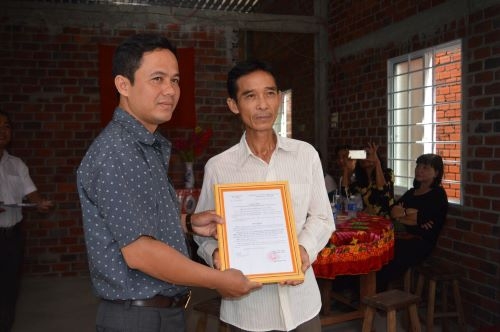 Thông tấn xã Việt Nam tại Bình Dương vận động trao nhà tình thương tại huyện Ba Tri