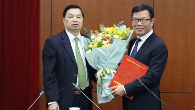 Ph&oacute; Trưởng ban Tuy&ecirc;n gi&aacute;o Trung ương L&ecirc; Mạnh H&ugrave;ng trao Quyết định v&agrave; tặng hoa ch&uacute;c mừng &ocirc;ng Tống Văn Thanh. Ảnh H.M.T
