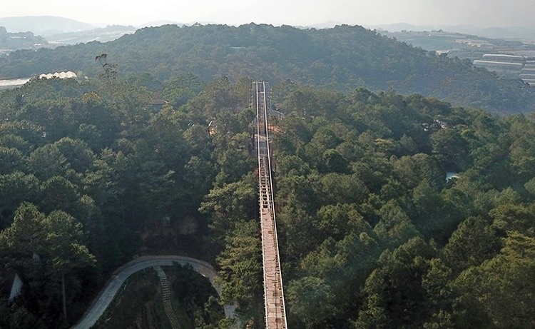 Cầu đ&aacute;y k&iacute;nh x&acirc;y kh&ocirc;ng ph&eacute;p ở Thung lũng T&igrave;nh y&ecirc;u. Ảnh: Kh&aacute;nh Hương.