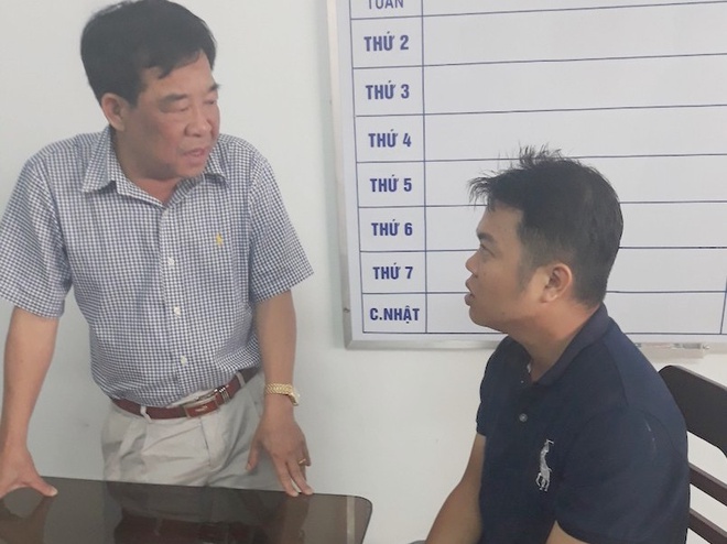 Nguyễn Quốc To&agrave;n (b&ecirc;n phải) bị c&aacute;o buộc cầm đầu nh&oacute;m bắt c&oacute;c. Ảnh: C&ocirc;ng an cung cấp.