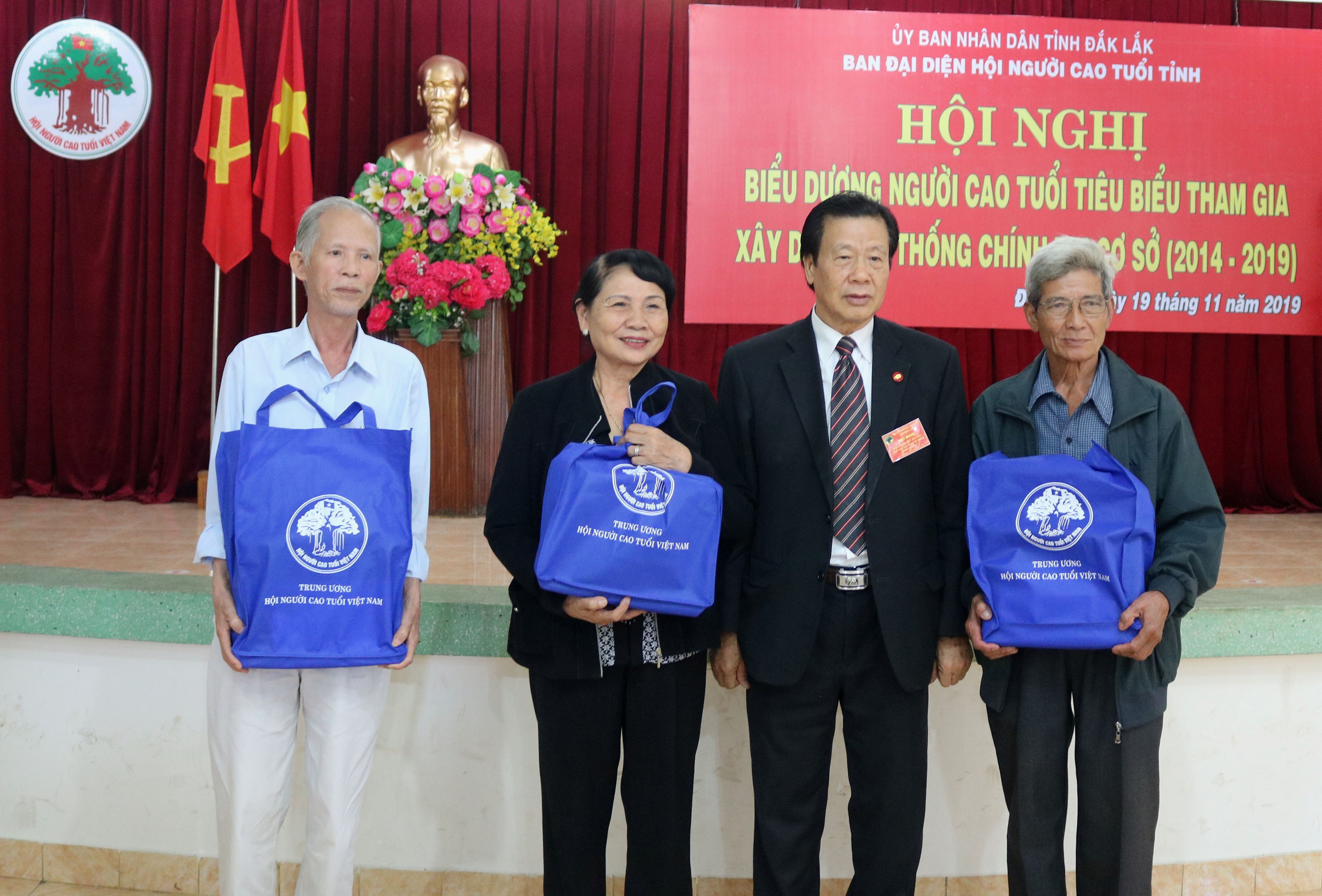 Ph&oacute; Chủ tịch Thường trực Đ&agrave;m Hữu Đắc tặng qu&agrave; NCT c&oacute; ho&agrave;n cảnh kh&oacute; khăn tỉnh Đắk Lắk. Ảnh IT