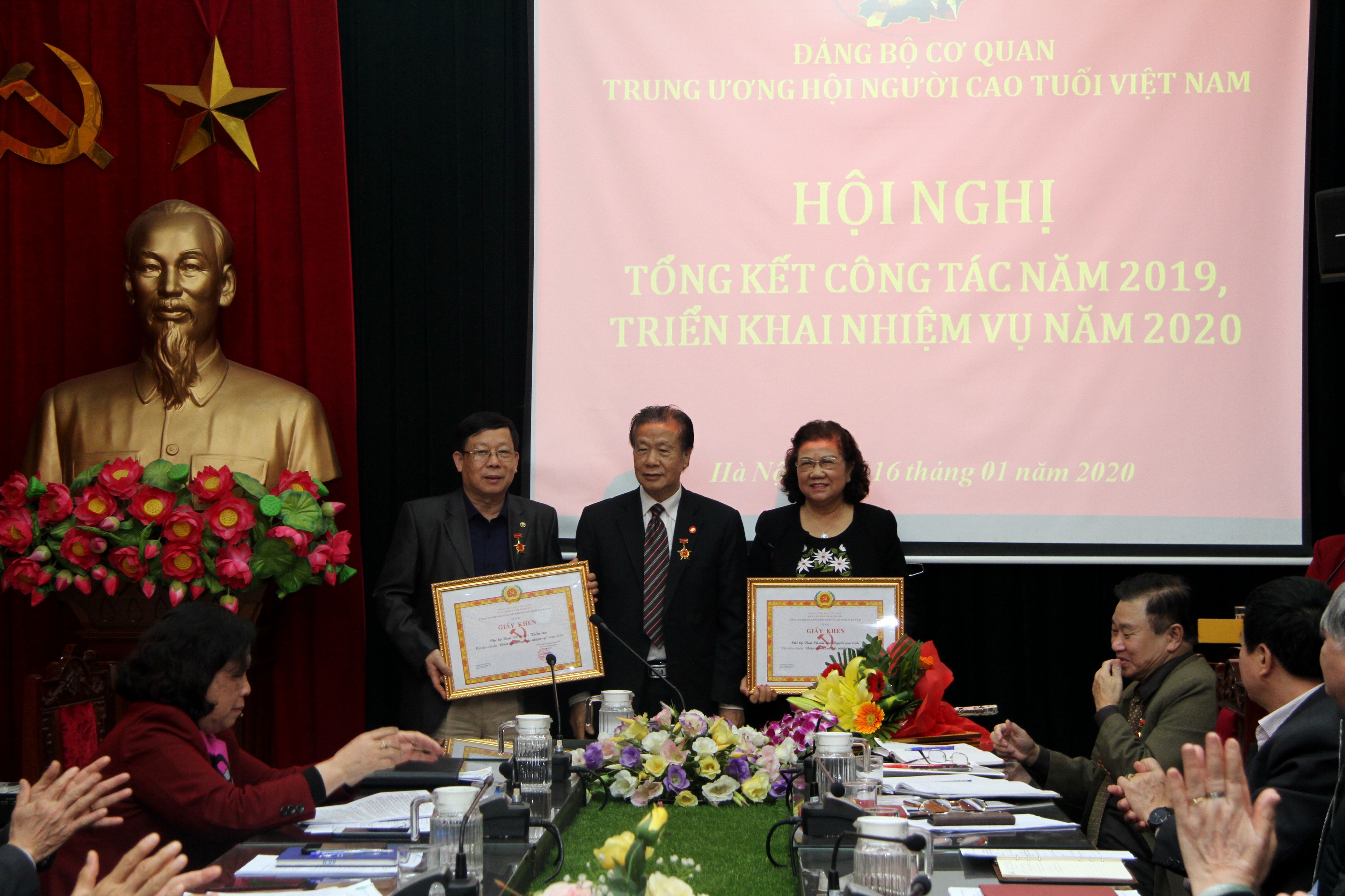 Khen thưởng c&aacute;c tập thể xuất sắc