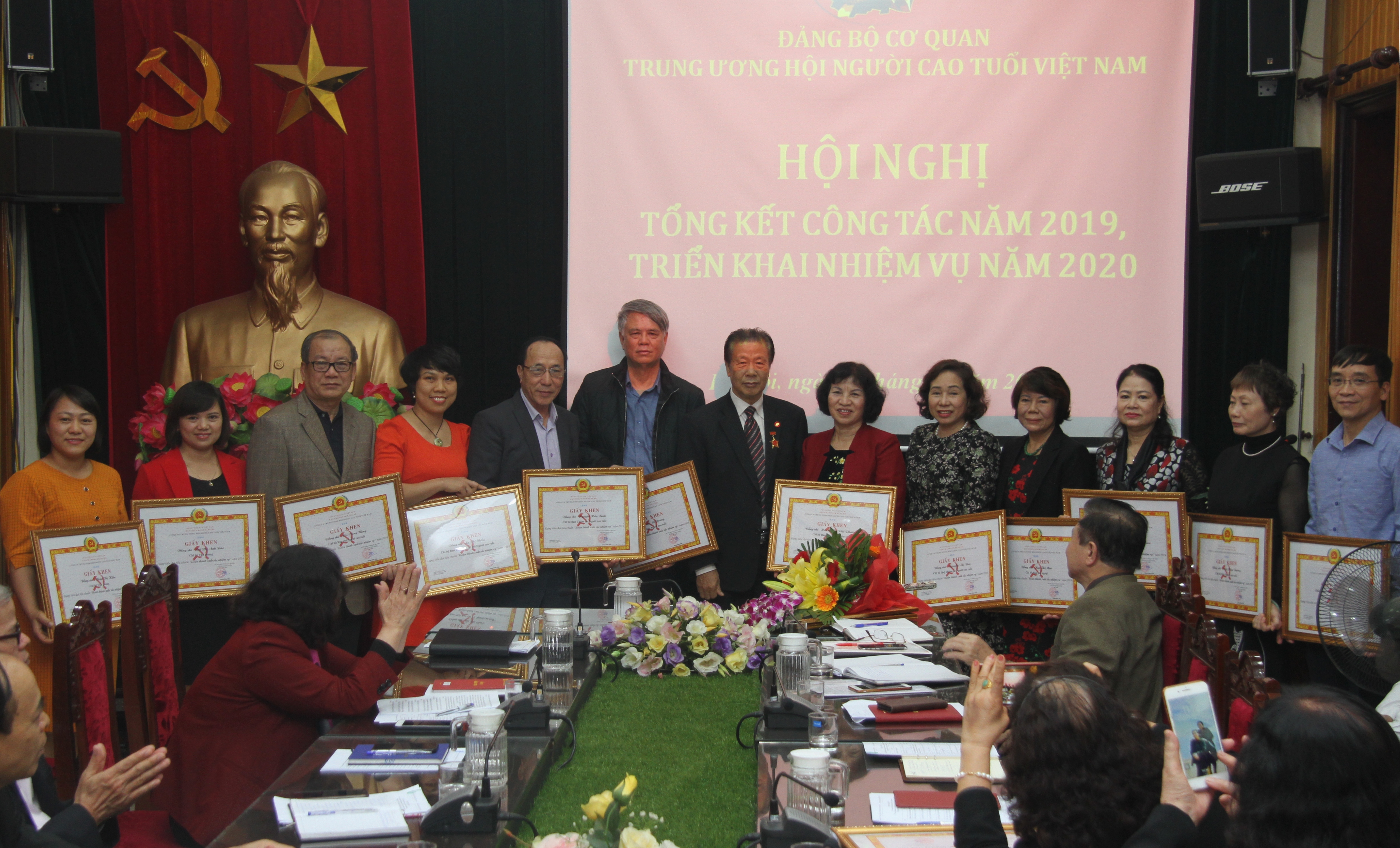 B&iacute; thư Đảng ủy Đ&agrave;m Hữu Đắc trao Giấy khen của Đảng bộ cho c&aacute;c c&aacute; nh&acirc;n xuất sắc