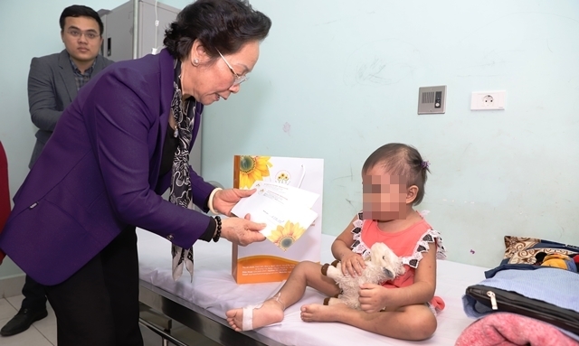 Nguy&ecirc;n Ph&oacute; chủ tịch nước Nguyễn Thị Doan &acirc;n cần trao qu&agrave; cho c&aacute;c bệnh nhi.
